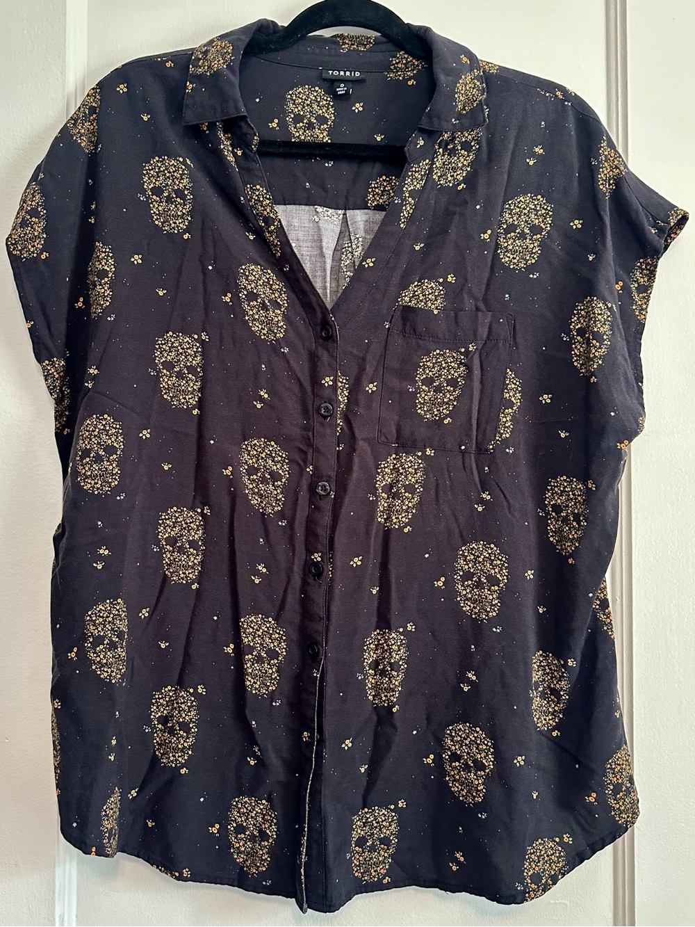 Torrid Black Short-Sleeve Button Front Top with Gold Skull Print (0X)
